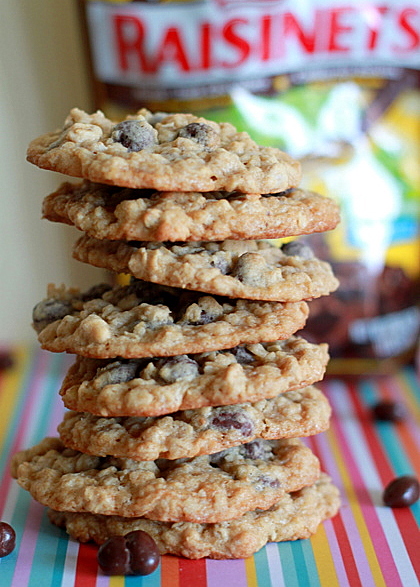 Dark chocolate Raisinet oatmeal cookies | Kitchen Treaty