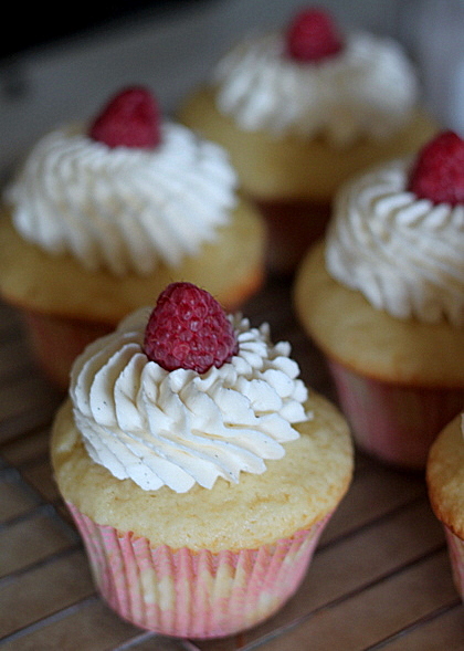 Lemon raspberry cupcakes with vanilla bean buttercream | Kitchen Treaty