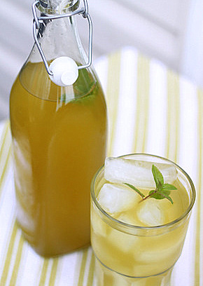 Ginger and lemongrass iced green tea | kitchentreaty.com