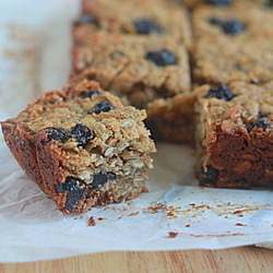 Thick and chewy blueberry sunflower seed granola bars | Kitchen Treaty