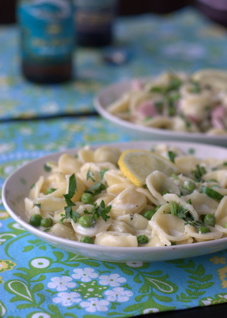 n pasta with peas and optional ham for the meat-eaters | Kitchen Treaty