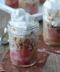 Rhubarb crisp in a jar | Kitchen Treaty