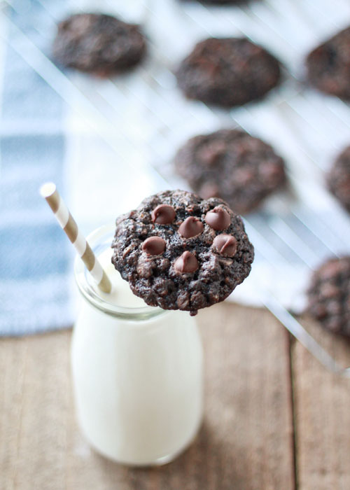 Super simple and supremely chocolaty, these chewy chocolate oatmeal cookies are stuffed to the brim with chocolate chip goodness. #chocolatechip #oatmealcookies #afterschoolcookies