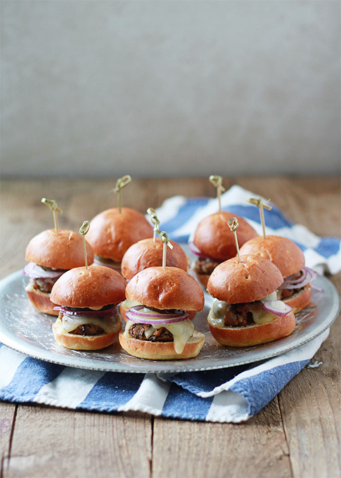 Spicy Black Bean Sliders with Chipotle Mayonnaise | kitchentreaty.com #vegetarian
