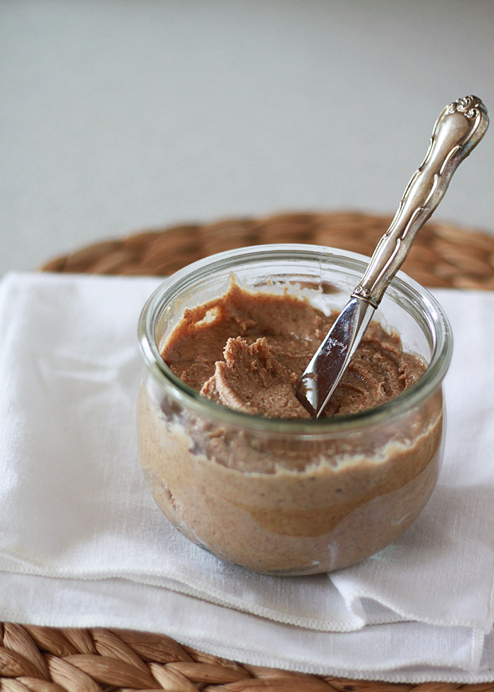 How to make homemade almond butter. All it takes are almonds - and a pinch of salt if you like! Delicious, nutritious, rich, incredible almond butter. Seriously, you guys - it's so easy!
