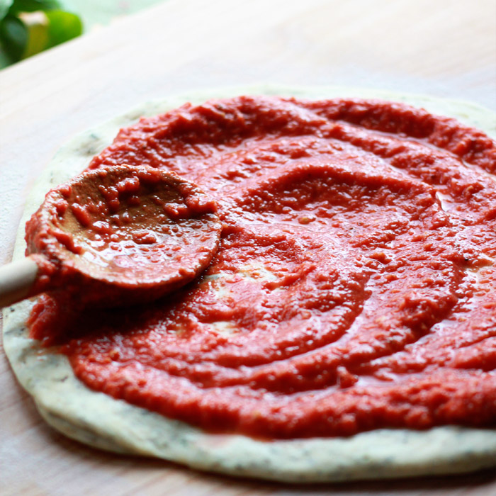 5-Minute No-Cook Fresh Tomato Pizza Sauce - Just 5 minutes to homemade fresh tomato pizza sauce! It's easier (and more delicious) than you might think.  
