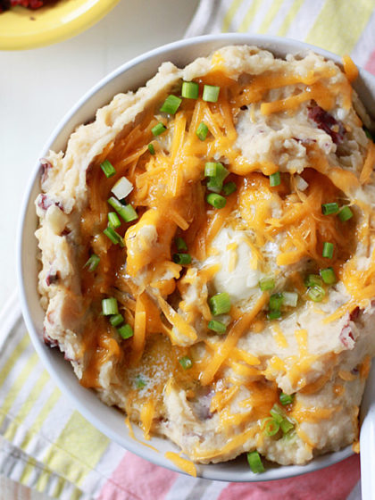 Slow Cooker Loaded Mashed Potatoes (with optional bacon for the carnivores) - A seriously easy, cheesy Crock Pot mashed potato recipe.