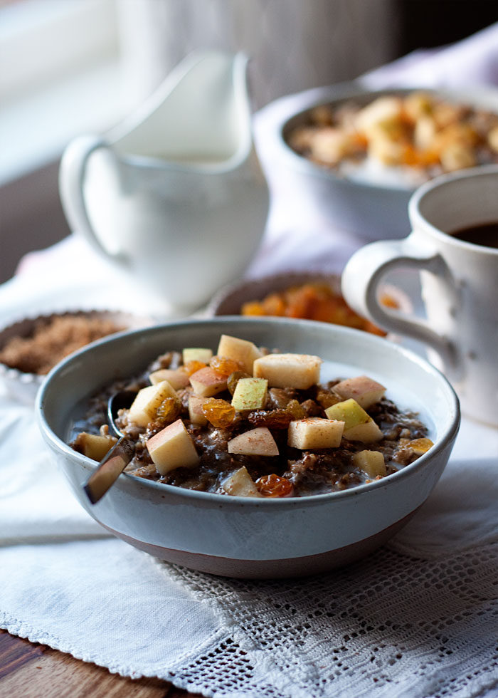 Cozy Apple Gingerbread Oatmeal recipe - Creamy oats paired with sweet apple and heady gingerbread spices. What could be better in a comforting autumn breakfast? (vegan)