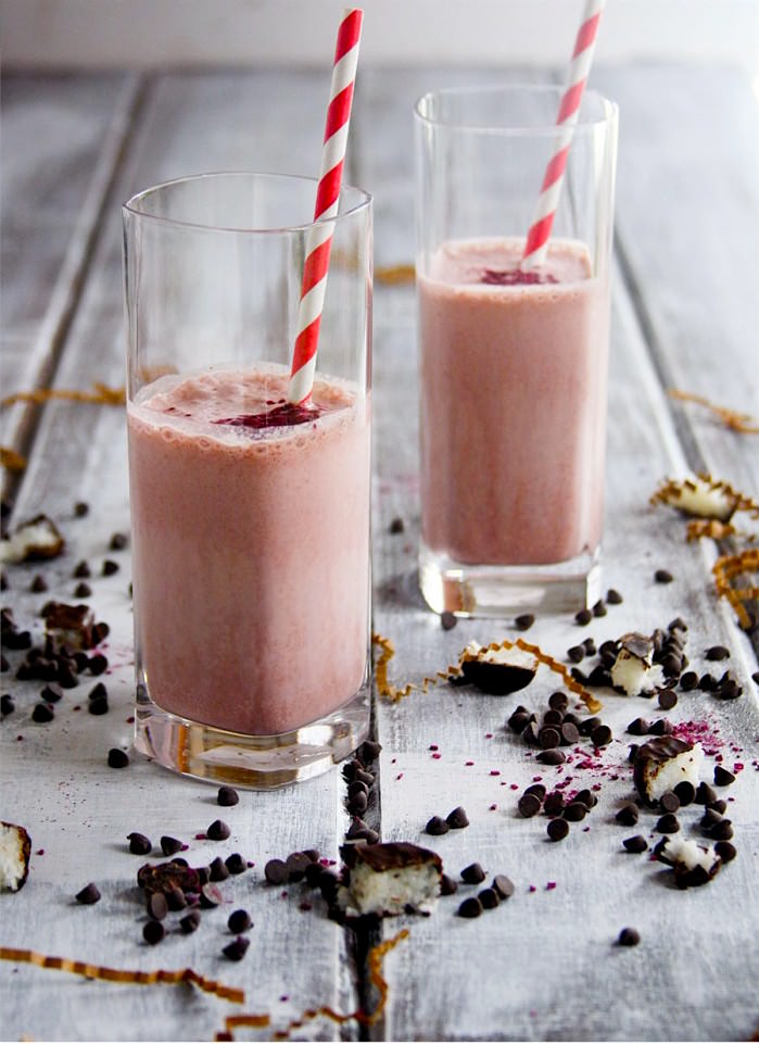 23 Dairy-Free Smoothies that Taste Like Milkshakes - Strawberry Almond Joy Smoothie from Cotter Crunch