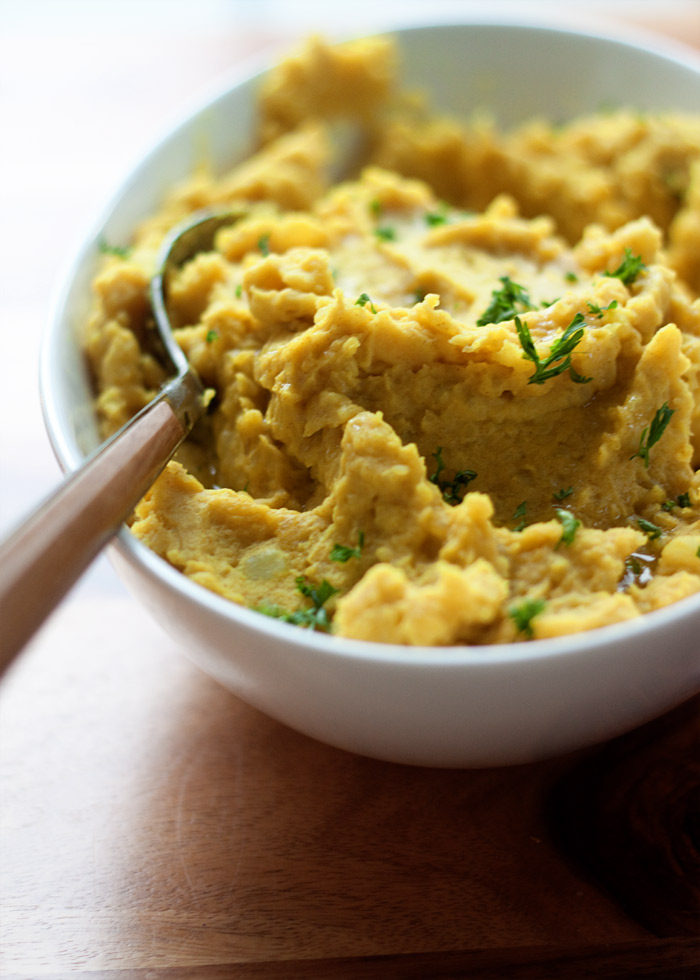 Golden Mashed Potatoes recipe - A vegan mashed potato recipe flavored with turmeric, cumin, and garlic. So easy and so full of flavor that I'm pretty sure you'll be fighting the carnivores for 'em. #veganmashedpotatoes #turmeric #veganthanksgiving