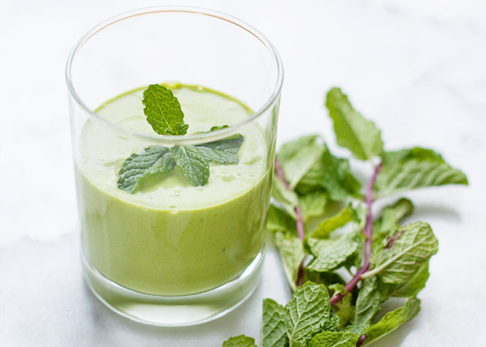 Healthy Shamrock Shake Smoothie recipe - A super simple smoothie recipe that's dairy-free & vegan, and perfect for St. Patty's Day! Flavored with vanilla and mint; colored naturally green with spinach; rich and creamy with a banana and cashew base. 