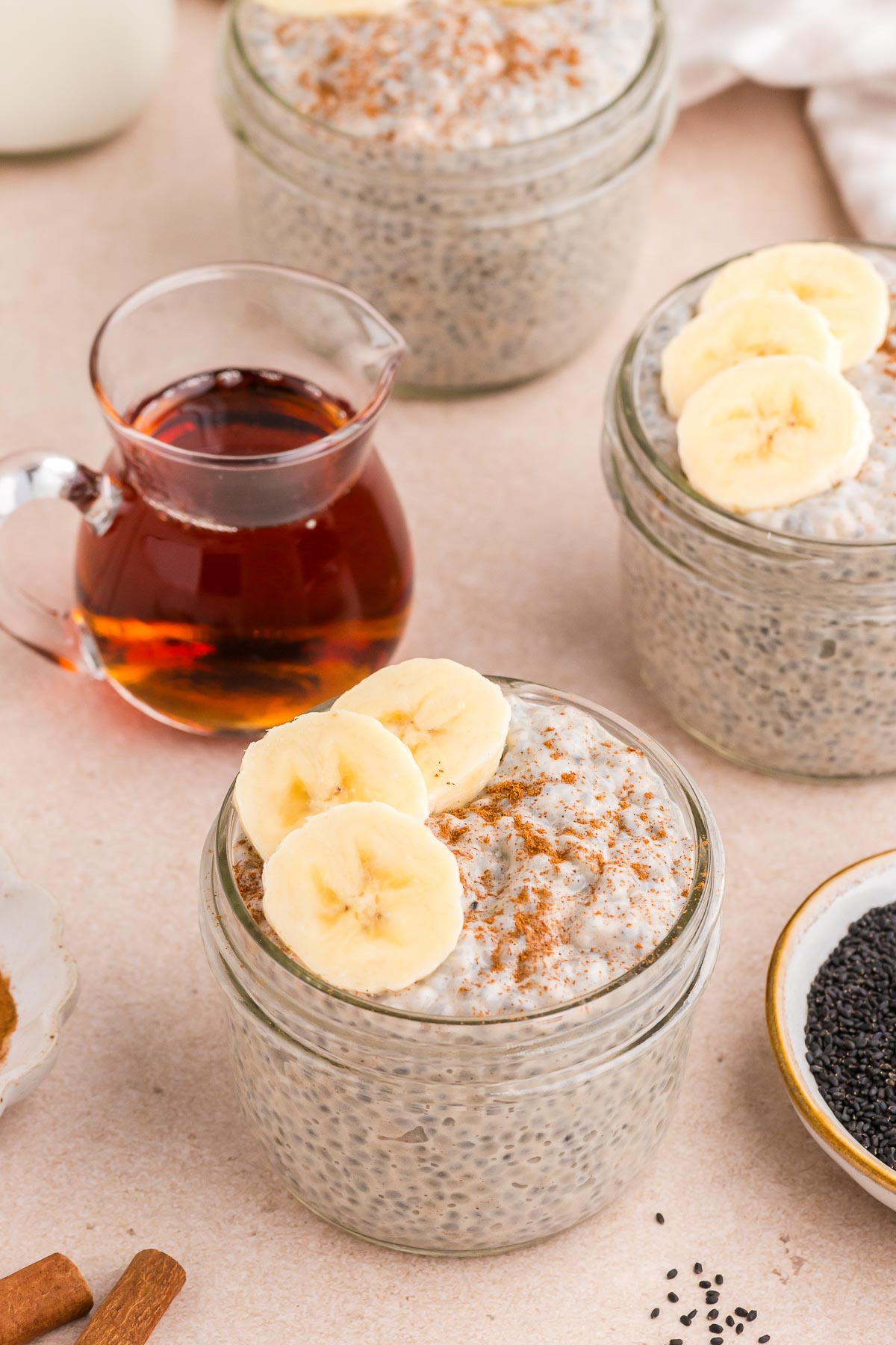 Chai Latte Pudding Graines de basilic dans des bocaux Mason