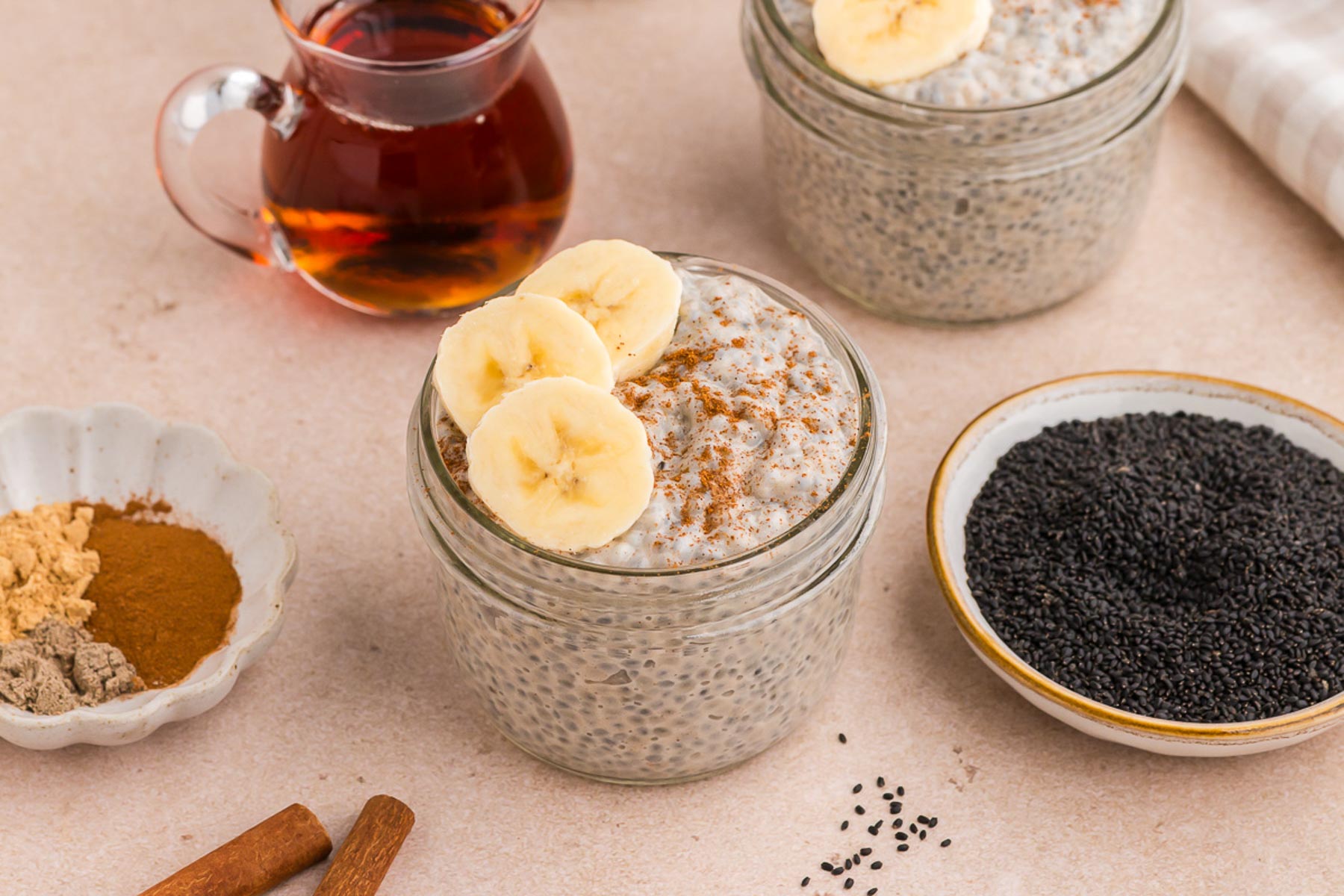 Chai Latte Pudding Graines de basilic dans des bocaux Mason
