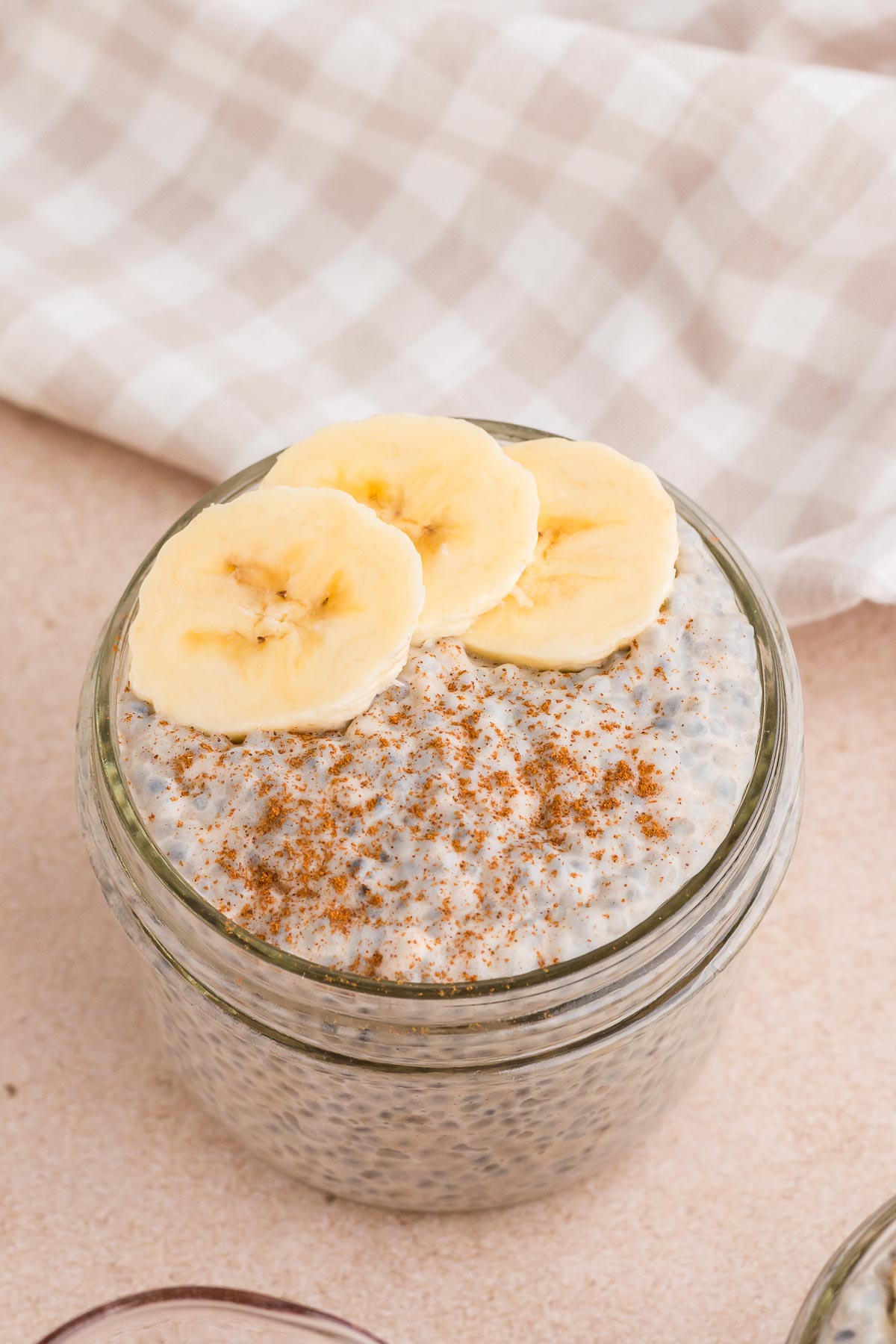 Close-up de graines de basilic chai latte pudding dans un pot Mason