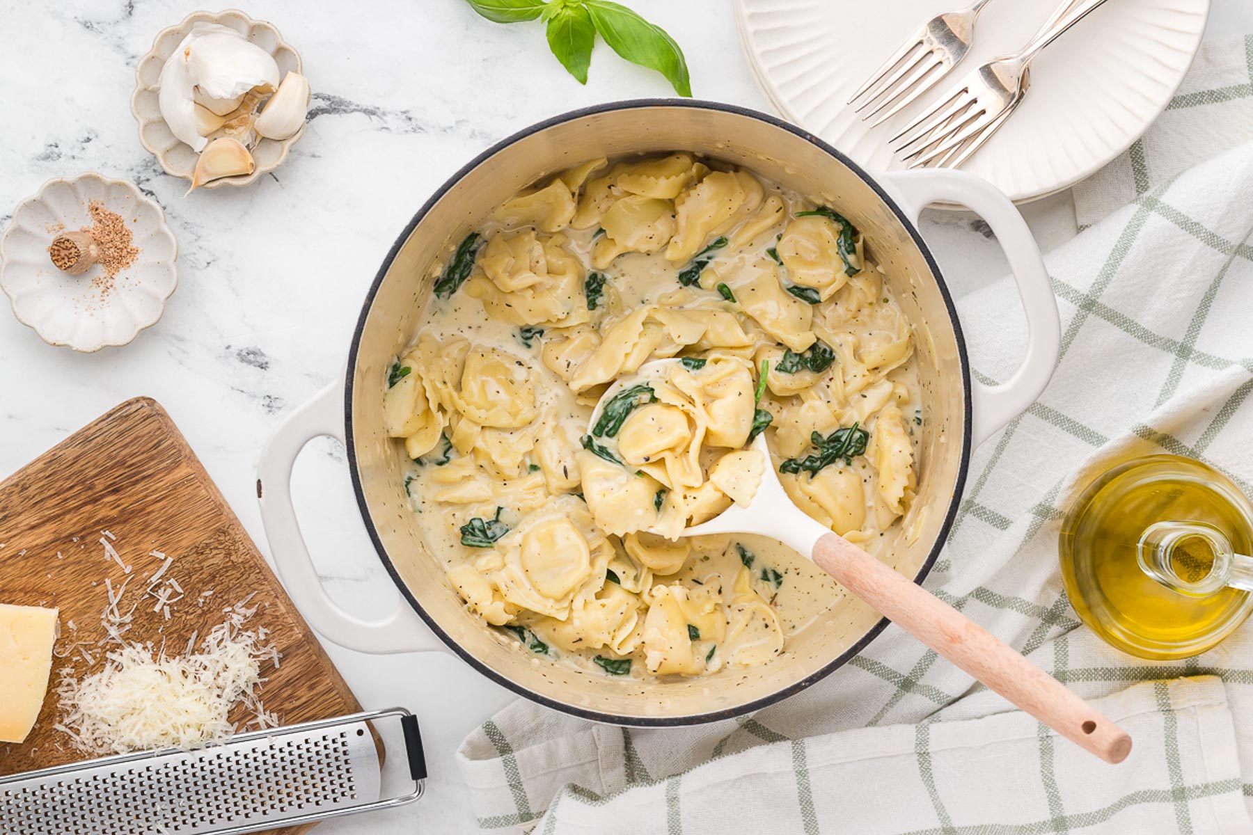Un bol de tortellinis Alfredo crémeux 20 one pot tortellini alfredo 12 1