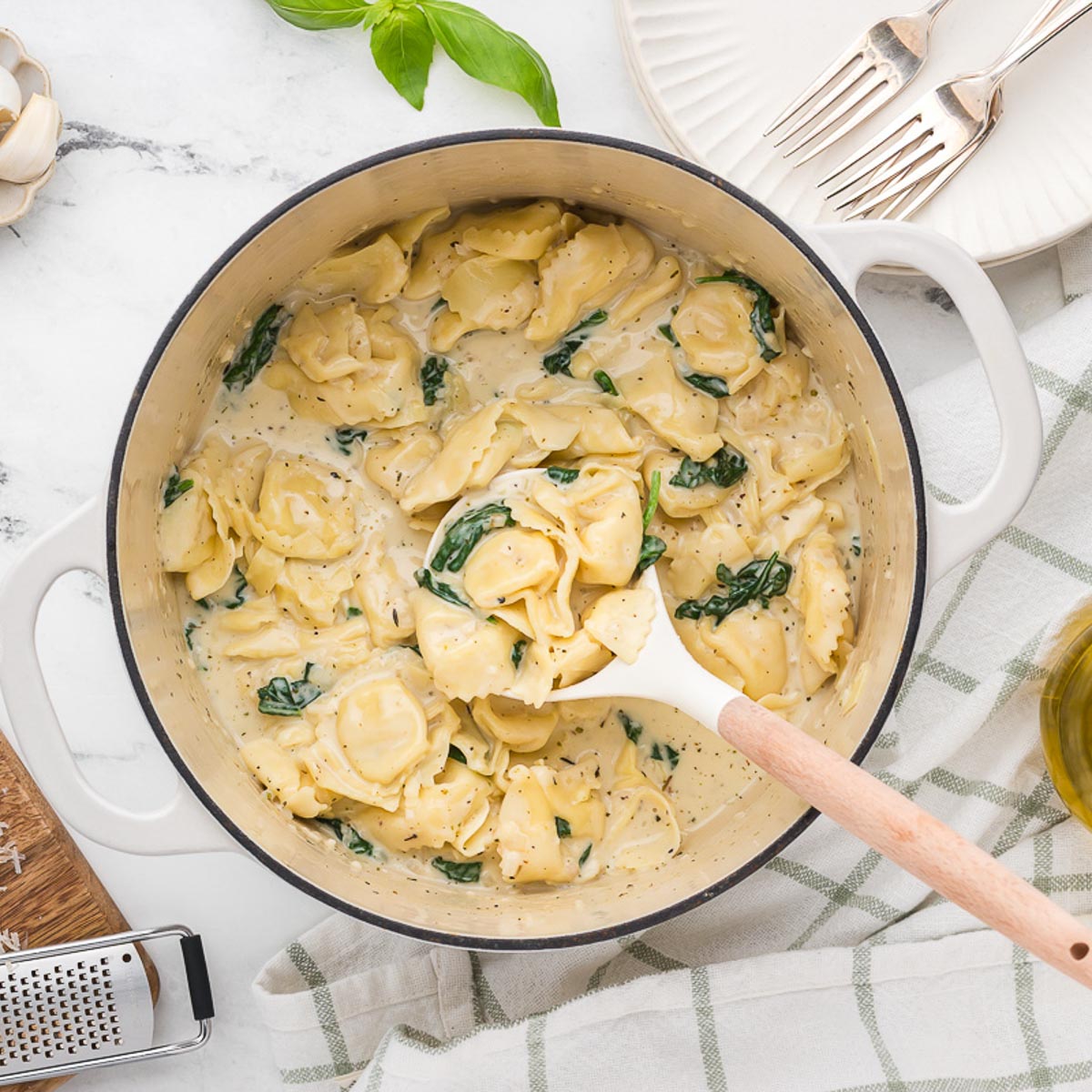 Un bol de tortellinis Alfredo crémeux 19 one pot tortellini alfredo 13 1