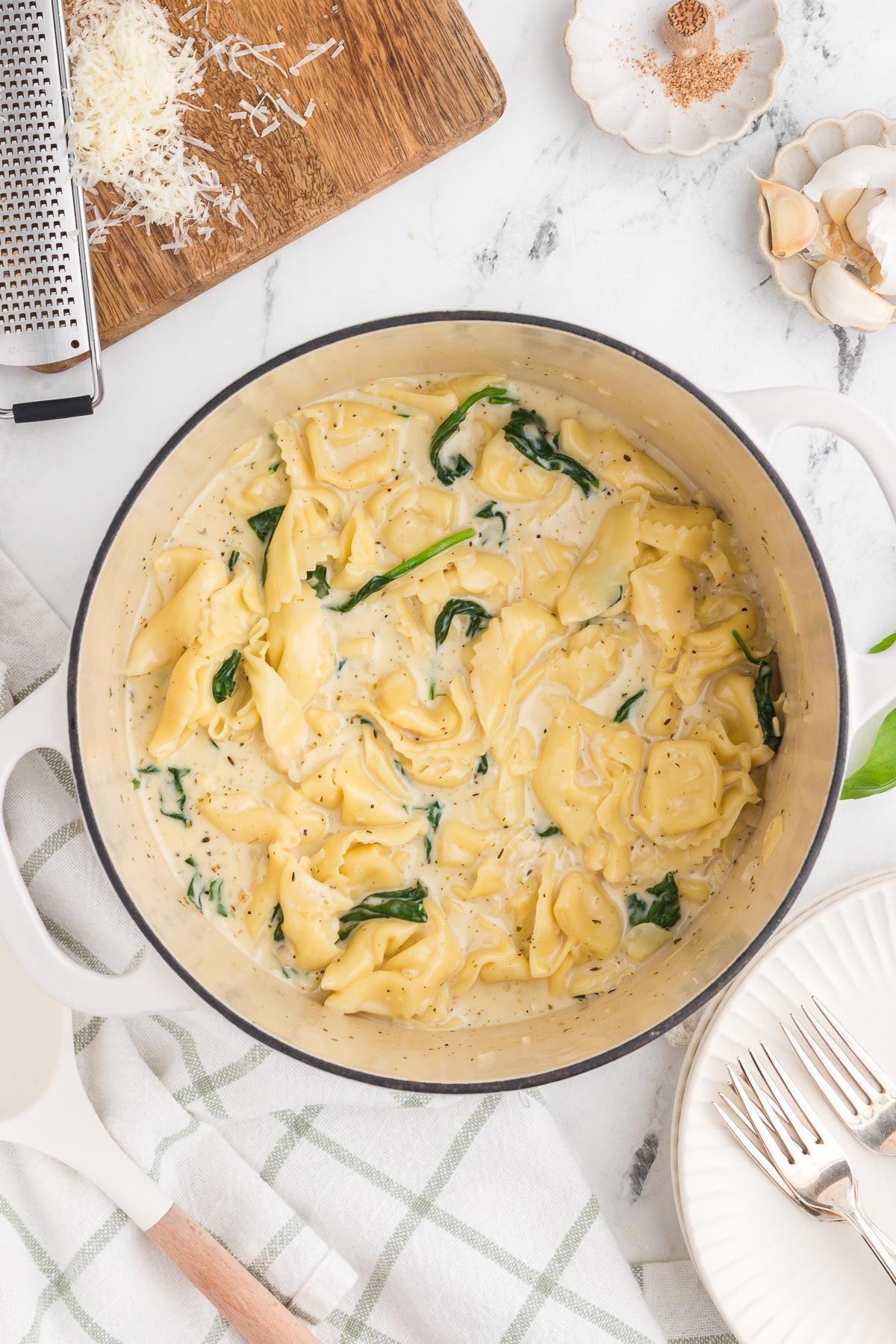 Un bol de tortellinis Alfredo crémeux 25 one pot tortellini alfredo 7 1