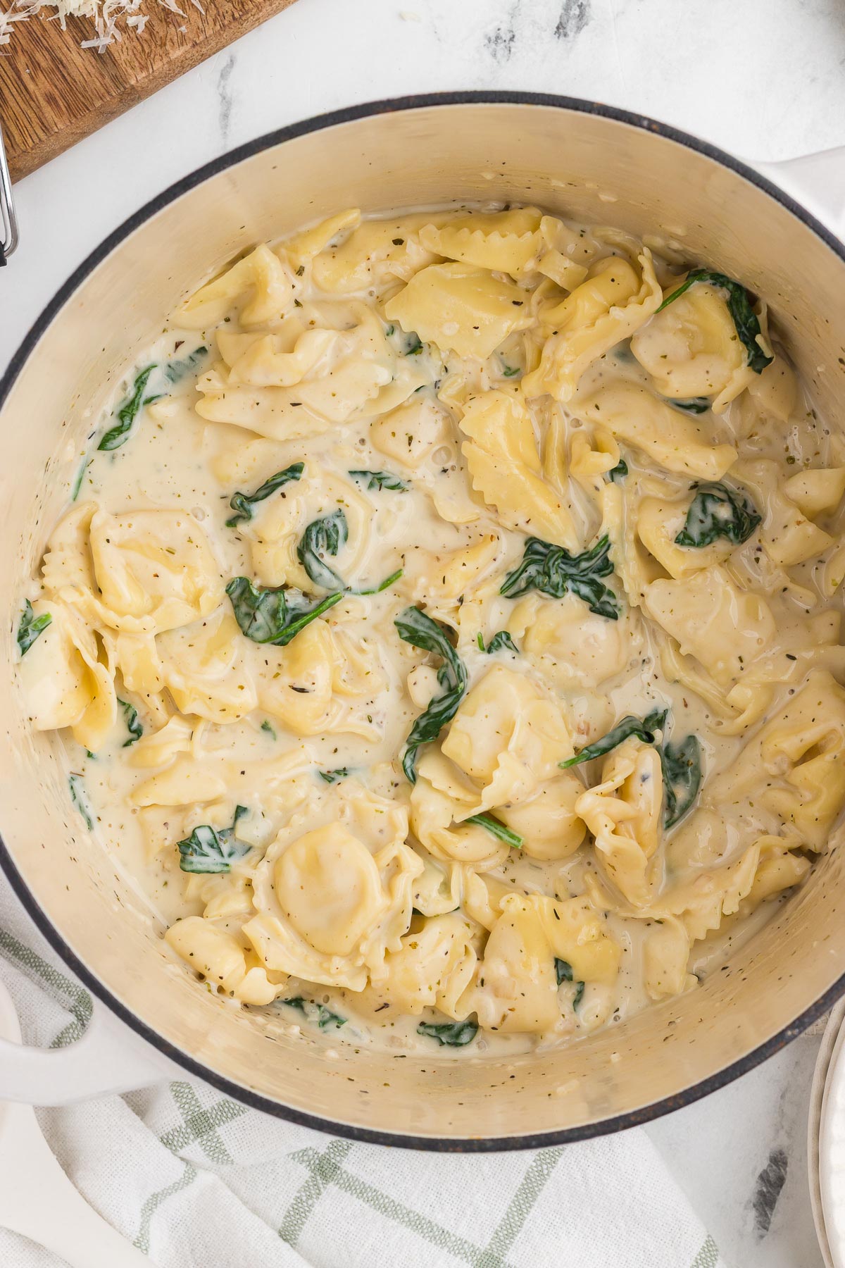 Un bol de tortellinis Alfredo crémeux 24 one pot tortellini alfredo 8 1