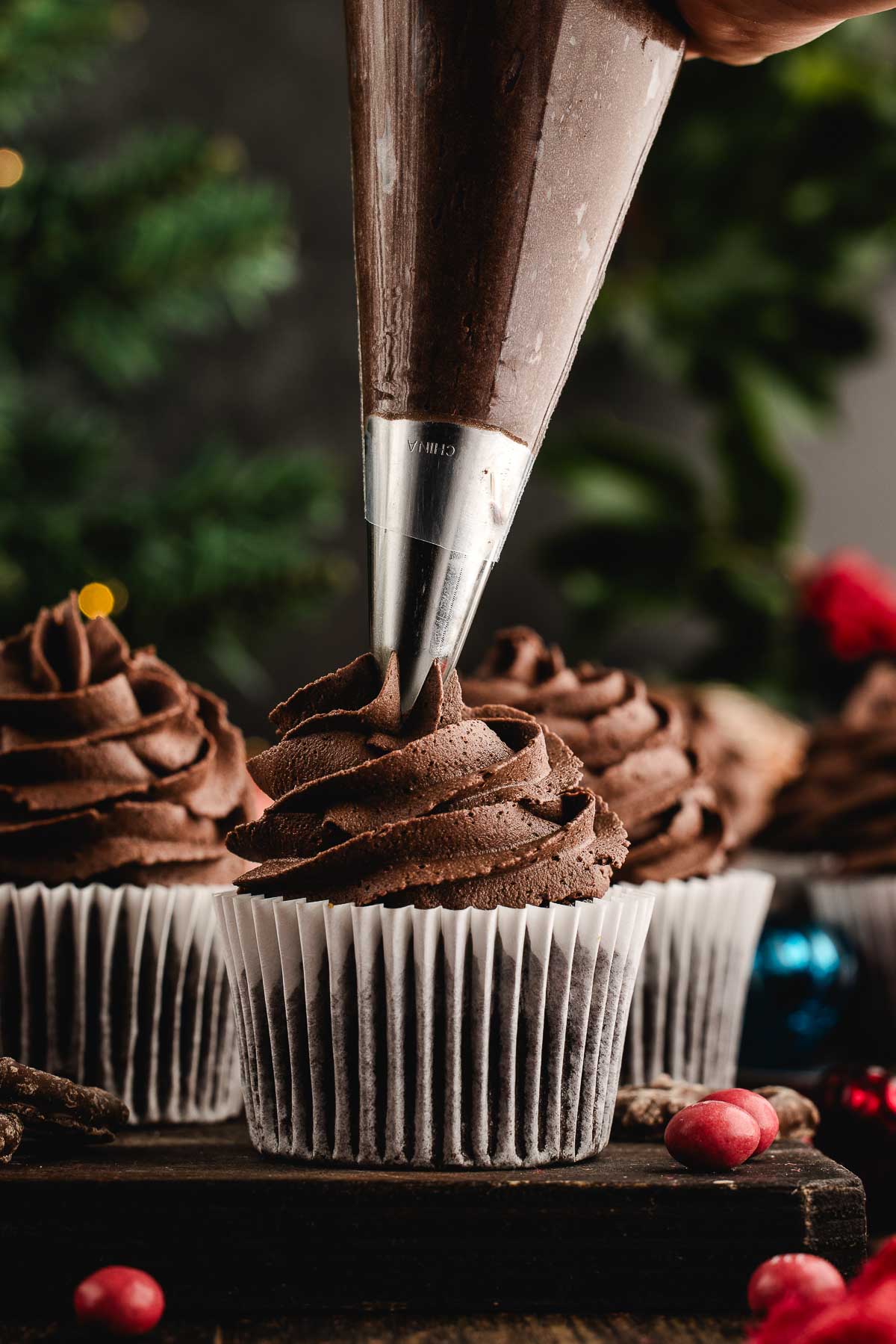 step 1 for frosting reindeer cupcakes: pipe on the frosting